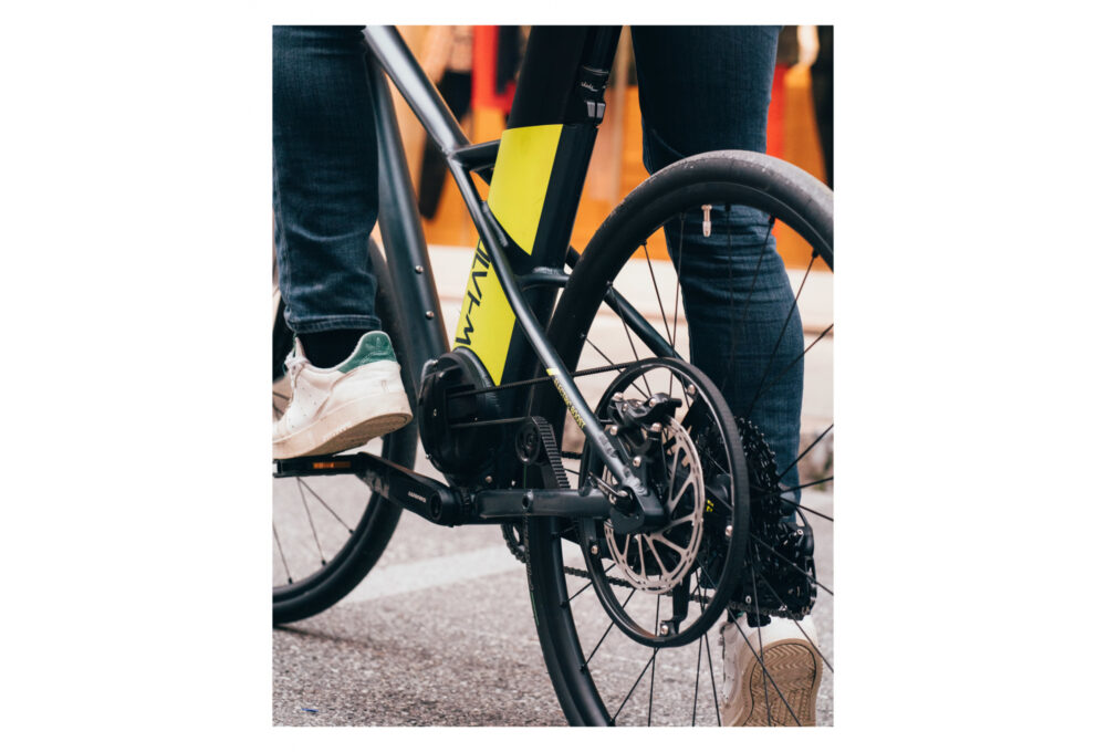Vélo électrique hybride urbain Whatt TTMessenger Noir Jaune 2022 – Image 6